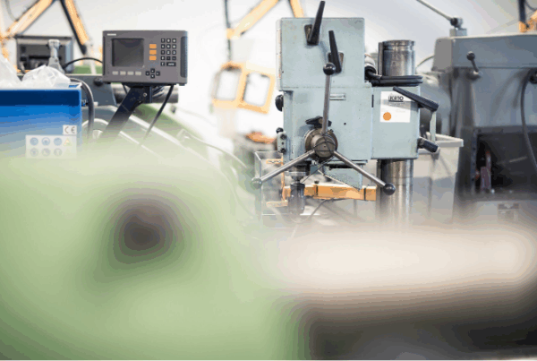 Industrimaskiner i verkstadsmiljö, fokus på effektiv produktion och optimerad maskinpark.