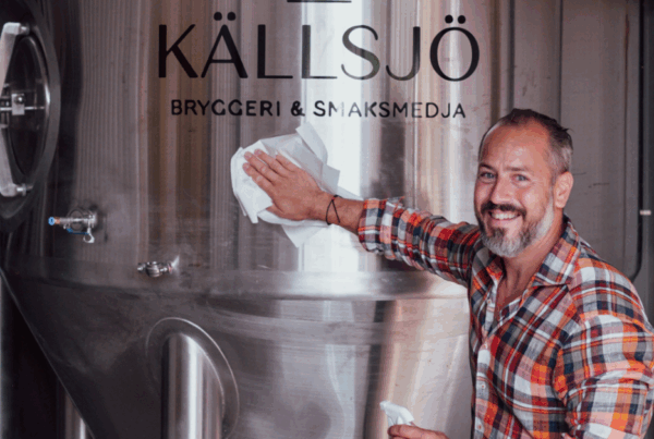 Mikael Nylander på Källsjö Bryggeri putsar en bryggtank – ett exempel på hur avyttring av överskottsutrustning frigjorde resurser för fortsatt utveckling.