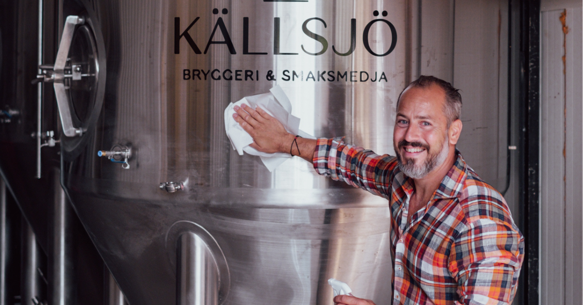Mikael Nylander på Källsjö Bryggeri putsar en bryggtank – ett exempel på hur avyttring av överskottsutrustning frigjorde resurser för fortsatt utveckling.